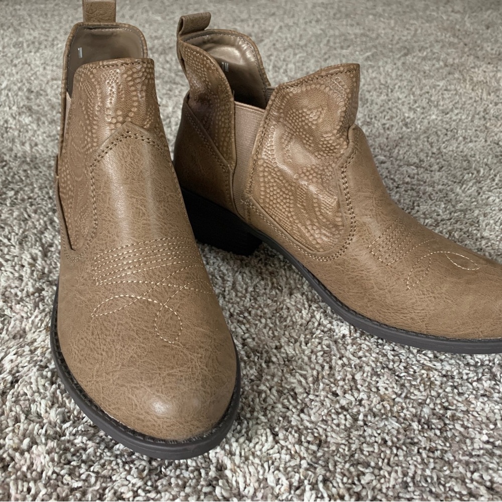 Easy Street ankle cowboy bootie size 7M, worn 1 time. Excellent condition